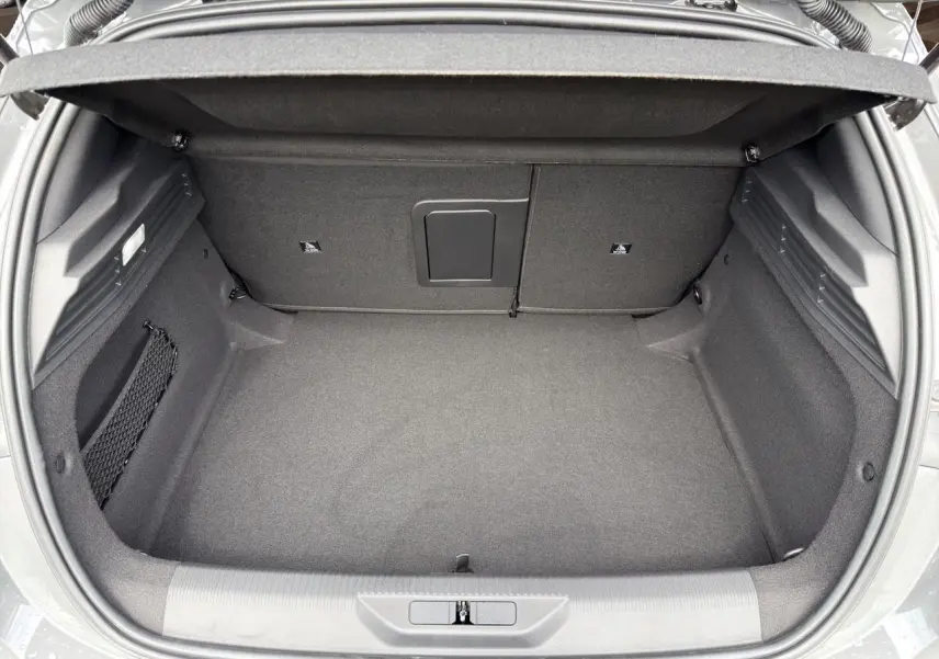 Coffre ouvert vu de dessus d’une Peugeot 308 2026 gris Selenium, espace de rangement propre et spacieux.