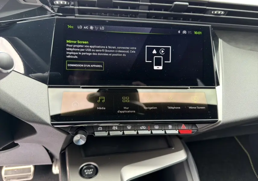 Vue rapprochée de la console centrale de la Peugeot 308 GT 2026, écran tactile avec interface Mirror Screen et commandes tactiles.