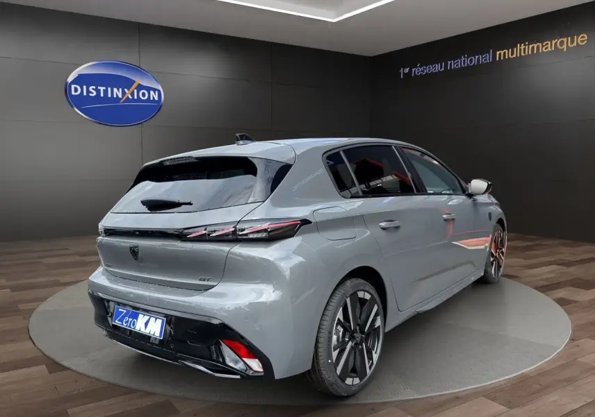 Vue 3/4 arrière droite d'une Peugeot 308 GT gris selenium avec jantes alliage bi-ton et feux arrière LED distinctifs.