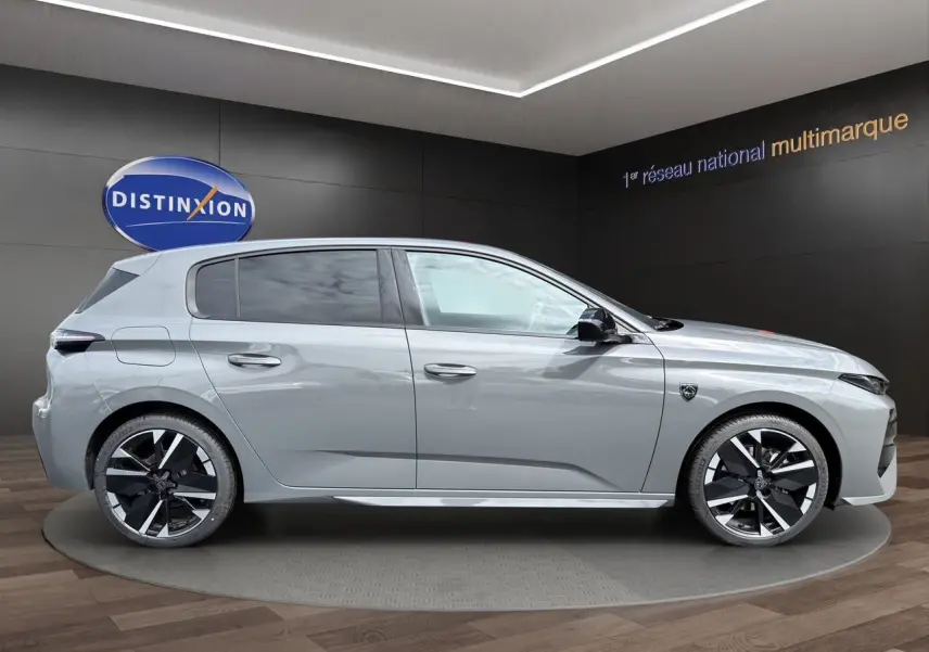 Profil droit de la Peugeot 308 2026 gris selenium avec jantes alliage 18'' bi-ton et vitres teintées.