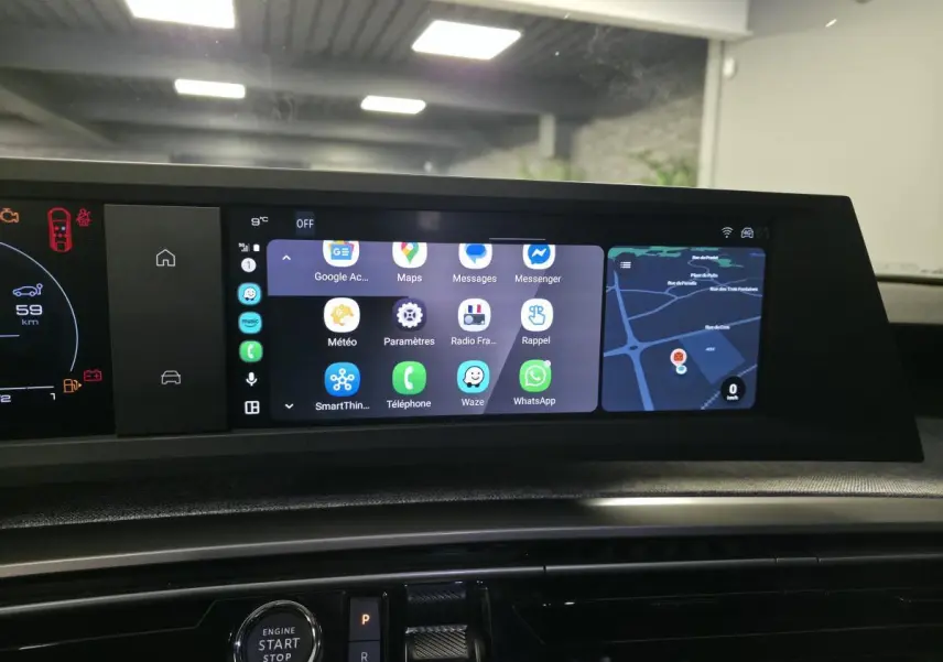 Vue intérieure du tableau de bord du Peugeot 3008 gris 2025 avec écran tactile multifonction et console centrale moderne.