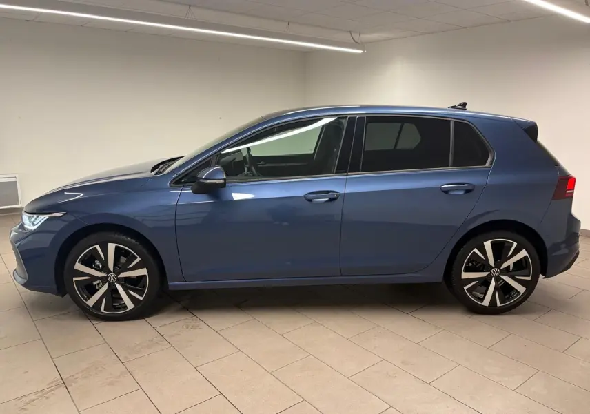 Volkswagen Golf 1.5 eTSI 116 DSG7 VW Edition en bleu Anémone, vue profil côté gauche avec jantes alliage 18 pouces.
