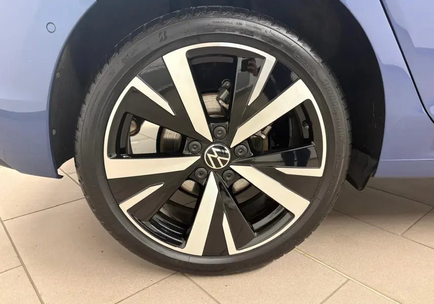 Gros plan sur la jante alliage 18'' Catania noire et argentée de la Volkswagen Golf Bleu Anémone, côté arrière droit.