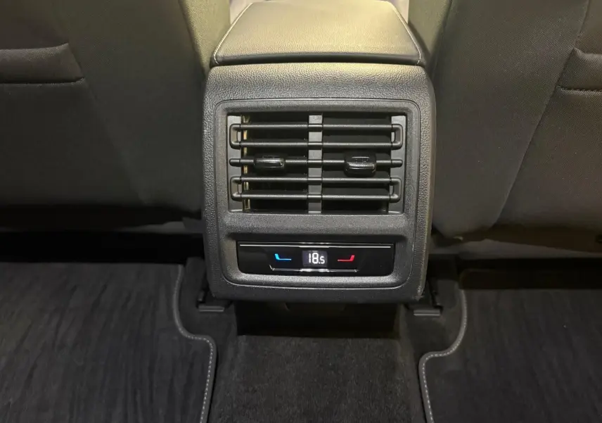 Vue rapprochée de la sortie d'air arrière avec réglage de la climatisation sur une Volkswagen Golf Bleu Anémone 2025.