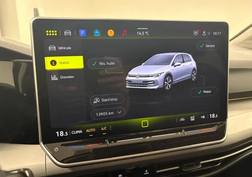 Écran tactile intérieur affichant les informations de statut d’une Volkswagen Golf 1.5 eTSI 116 DSG7 VW Edition.