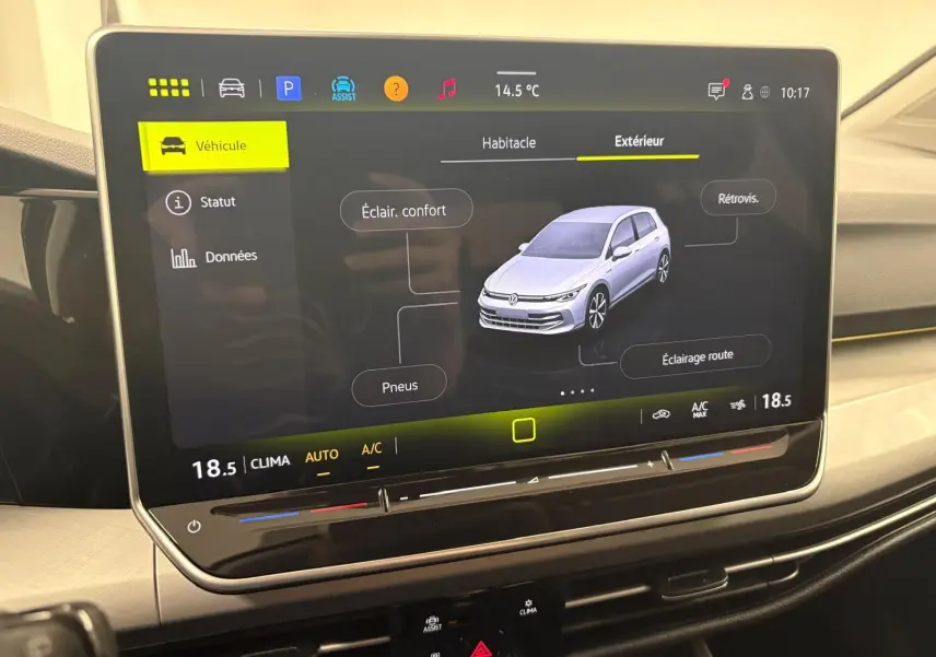 Écran tactile intérieur montrant l'interface véhicule d'une Volkswagen Golf 1.5 eTSI 116 DSG7, détails extérieurs.
