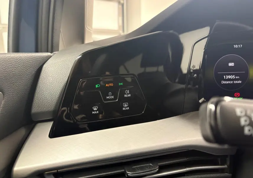 Vue rapprochée du tableau de bord de la Volkswagen Golf 1.5 eTSI 116 DSG7 Bleu Anémone, avec commandes d'éclairage et affichage numérique.