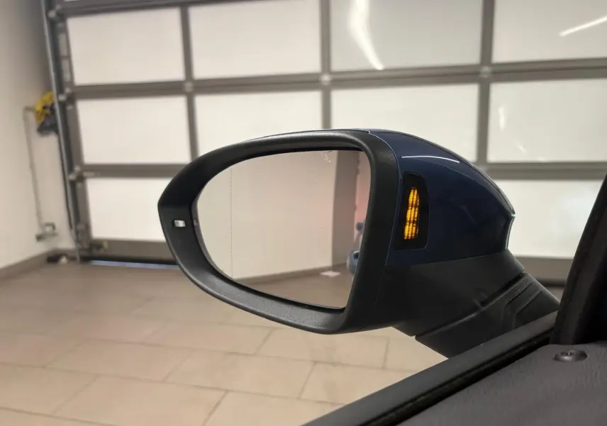 Rétroviseur extérieur droit bleu Anémone de Volkswagen Golf 1.5 eTSI 116 DSG7 avec clignotant allumé.