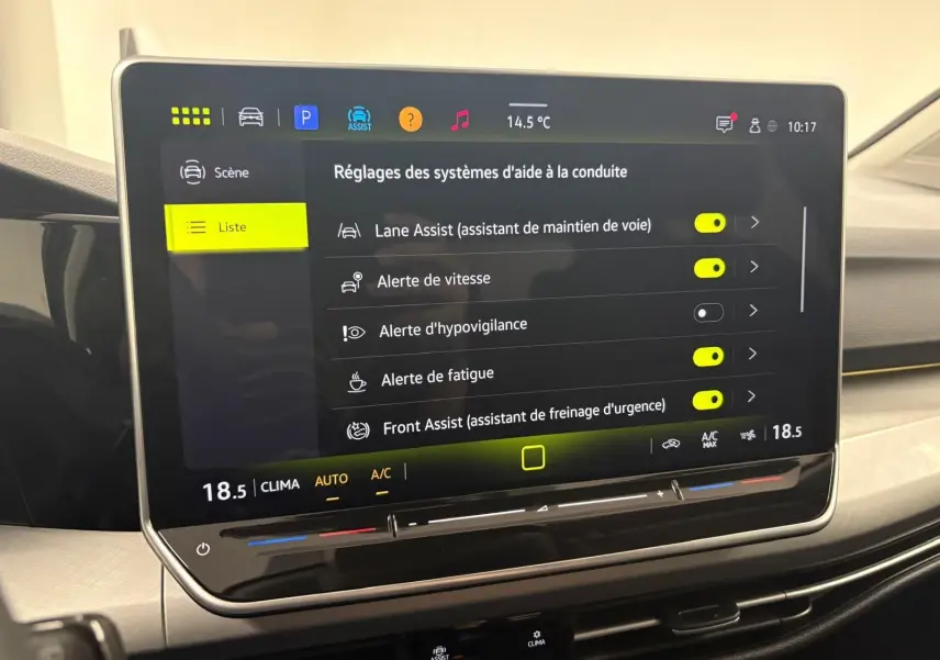 Écran tactile central affichant les réglages d’aide à la conduite dans une Volkswagen Golf 1.5 eTSI 2025.