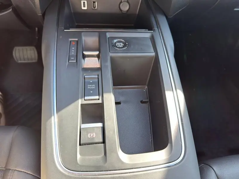 Vue rapprochée de la console centrale du Citroën C5 Aircross 2025 gris Platinium avec bouton start/stop et sélecteur de boîte auto.