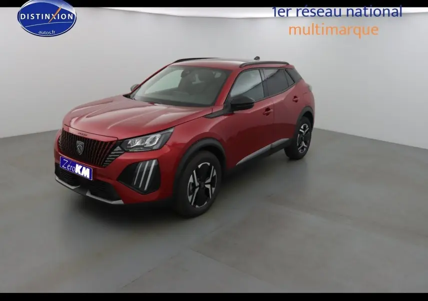 Peugeot 2008 rouge Elixir métal vue 3/4 avant droit dans un studio lumineux, avec jantes bicolores et calandre noire.