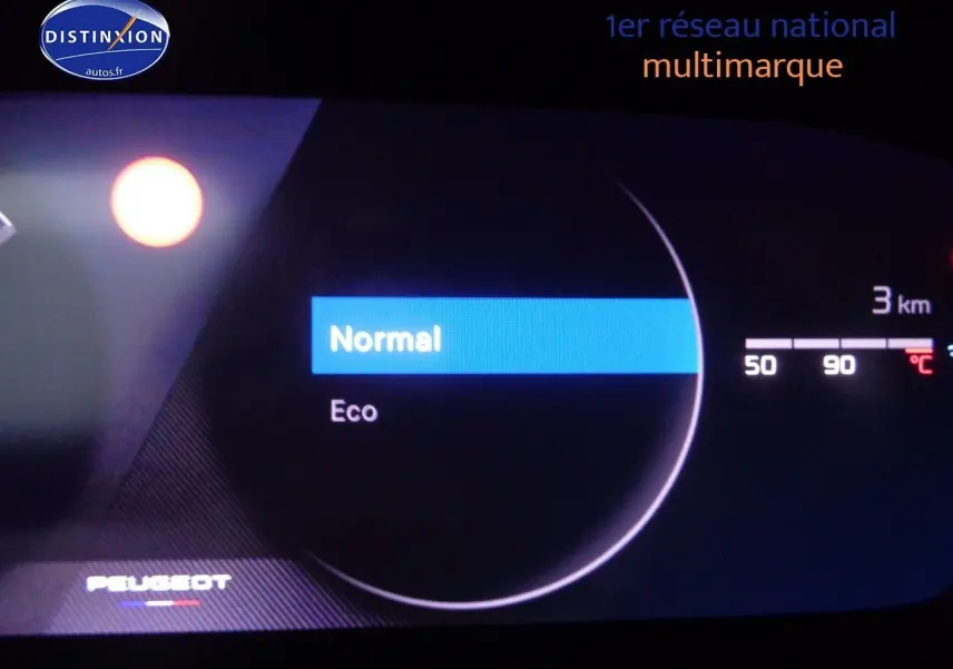 Affichage numérique du tableau de bord Peugeot 2008 2023 montrant les modes de conduite Normal et Eco.