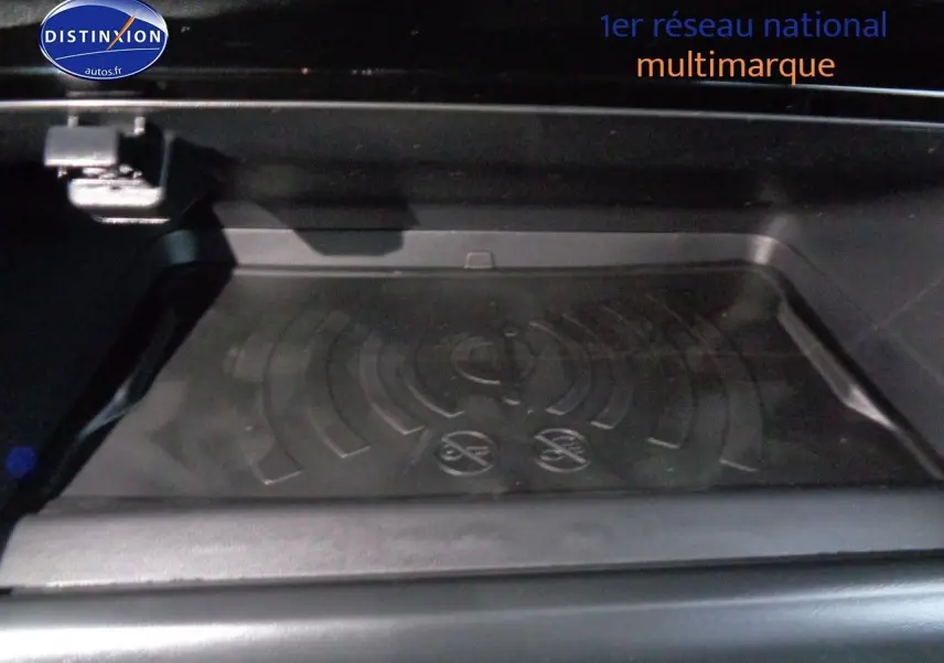 Gros plan sur le compartiment intérieur noir du Peugeot 2008 rouge Elixir Metal, version 2023 essence.