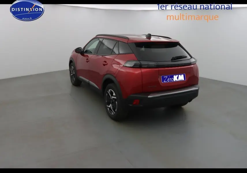 Vue 3/4 arrière droite d'un Peugeot 2008 rouge Elixir Metal dans un studio blanc, avec jantes noires bicolores.