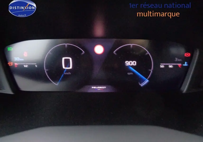 Tableau de bord numérique du Peugeot 2008 2023 affichant vitesse à 0 km/h et régime moteur à 900 rpm.