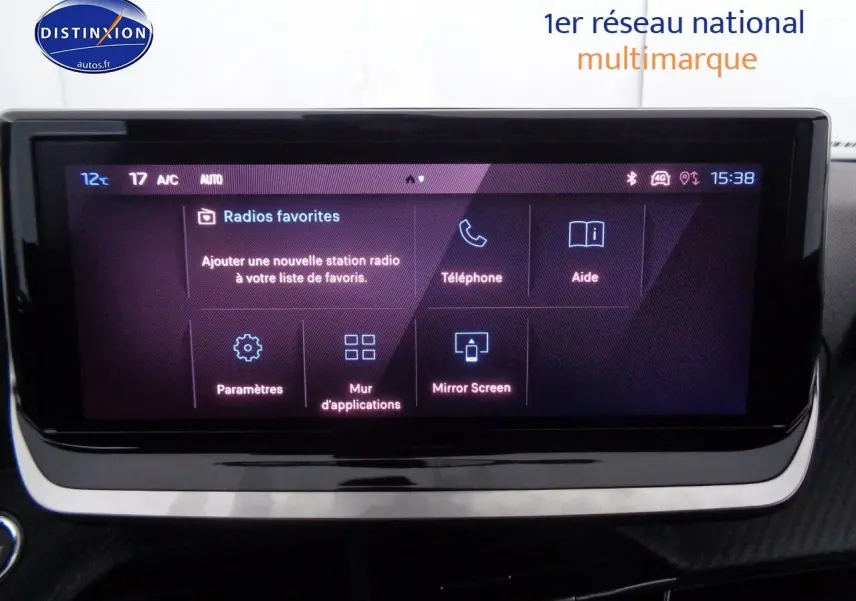 Écran tactile central du tableau de bord du Peugeot 2008 2023 affichant les options radio et connectivité.