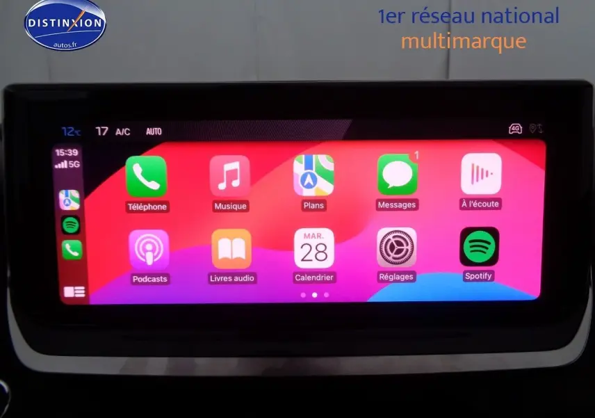 Écran tactile multimédia de la Peugeot 2008 affichant les applications Apple CarPlay en intérieur noir.