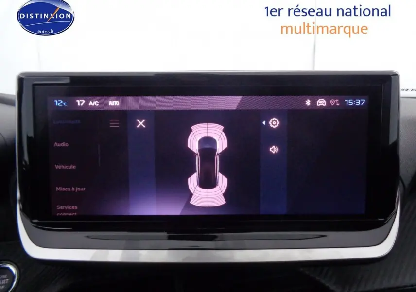 Écran tactile central du Peugeot 2008 2023 montrant l'interface d'aide au stationnement avec vue du véhicule en plan.