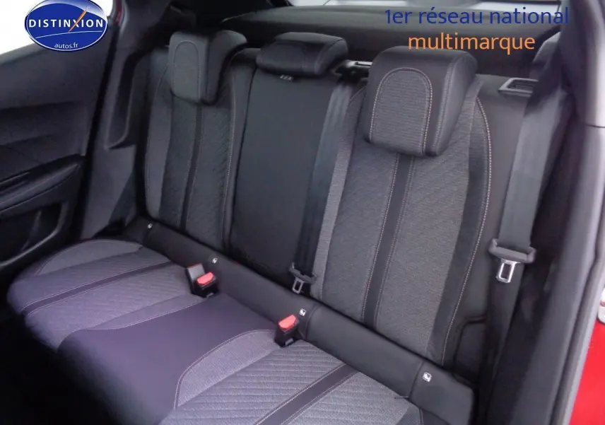 Vue latérale du siège arrière en tissu gris et noir du Peugeot 2008 rouge Elixir Metal, avec ceintures de sécurité visibles.