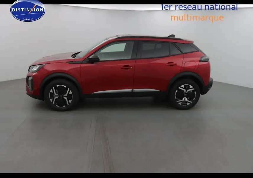 Profil côté gauche d'un Peugeot 2008 rouge Elixir métal de 2023 avec jantes noires et toit noir contrasté.