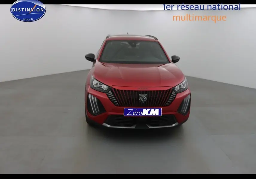 Peugeot 2008 rouge Elixir Metal vue de face dans un studio, avec calandre noire et feux LED distinctifs.