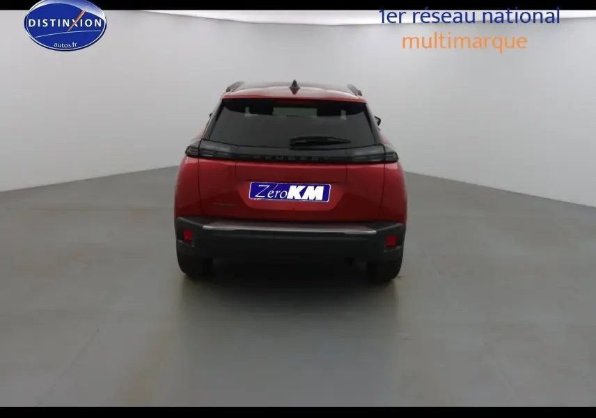 Vue arrière d'un Peugeot 2008 rouge Elixir Metal avec feux LED et plaque d'immatriculation Zero KM visible.