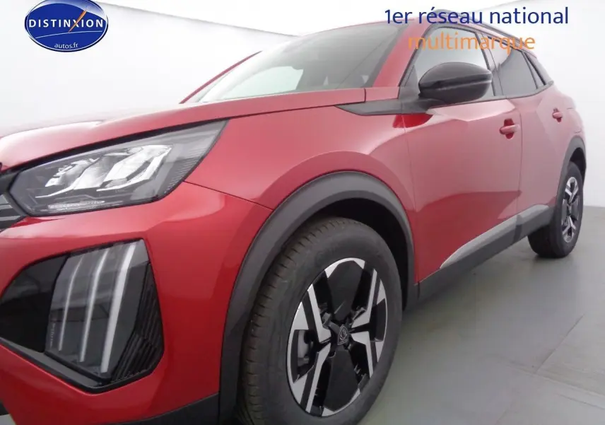 Vue 3/4 avant droit du Peugeot 2008 rouge Elixir Metal avec jantes biton noires et détails LED avant marquants.
