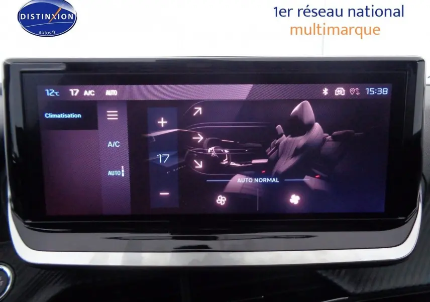 Écran tactile de climatisation automatique du Peugeot 2008 2023 affichant la température à 17°C.