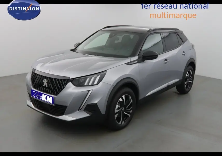Peugeot 2008 gris Artense métal avec toit noir, vue 3/4 avant mettant en valeur sa calandre et ses jantes noires.