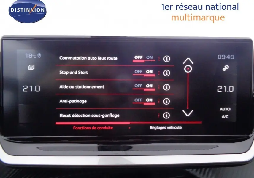 Écran tactile du tableau de bord du Peugeot 2008 GT 2023 montrant les réglages d'aides à la conduite et climatiseur à 21°C.