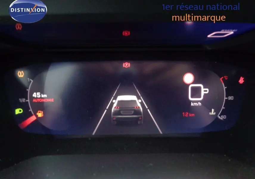 Affichage numérique du tableau de bord du Peugeot 2008 gris, montrant la distance d'autonomie et la vitesse à 0 km/h.