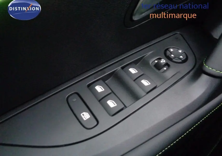 Panneau de commandes des vitres et rétroviseurs côté conducteur d'une Peugeot 2008 GT 2023 avec surpiqûres vertes.