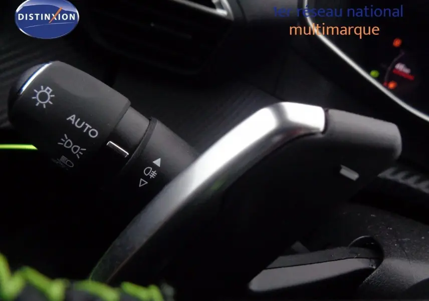 Gros plan sur la commande d'éclairage et la palette de changement de vitesse dans l'habitacle du Peugeot 2008 gris Artense toit noir.