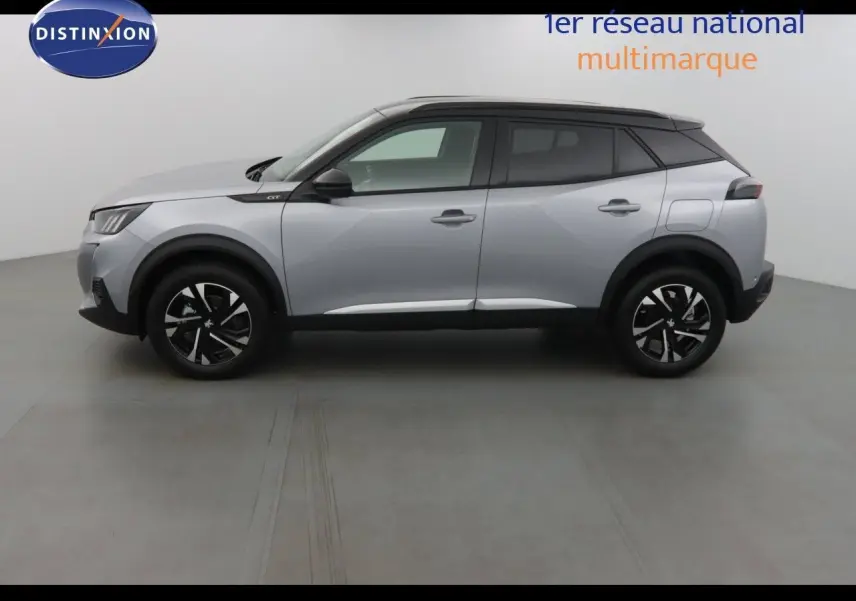 Peugeot 2008 1.2 PureTech 130ch GT gris Artense métal avec toit noir, vue profil côté gauche dans un studio.