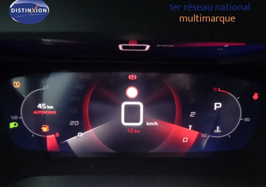 Tableau de bord numérique du Peugeot 2008 gris, affichant 45 km d'autonomie et vitesse à 0 km/h en mode parking.
