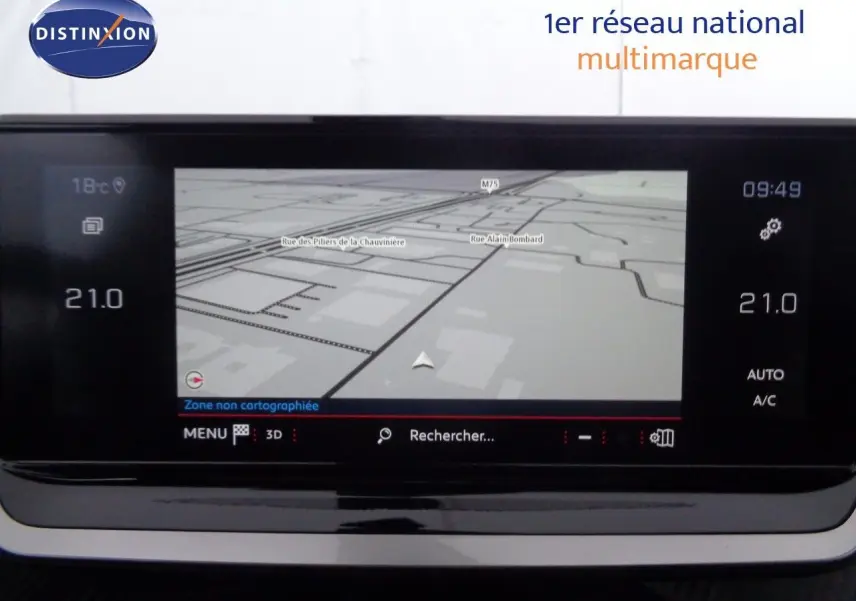 Écran tactile central du Peugeot 2008 2023 affichant la navigation et la climatisation à 21°C.