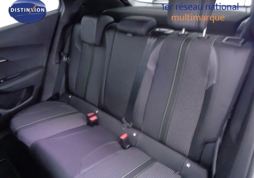 Vue intérieure des sièges arrière en tissu gris avec surpiqûres vertes d'une Peugeot 2008 2023.