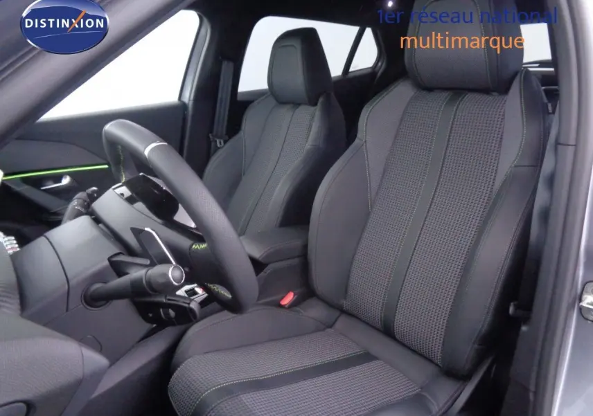 Vue intérieure côté conducteur du Peugeot 2008 gris Artense avec sièges en cuir noir et surpiqûres vertes.