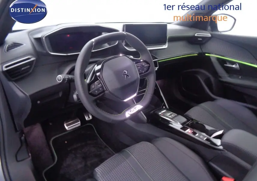 Intérieur de la Peugeot 2008 1.2 PureTech 130ch GT 2023, vue côté conducteur, tableau de bord et volant noir avec surpiqûres vertes.