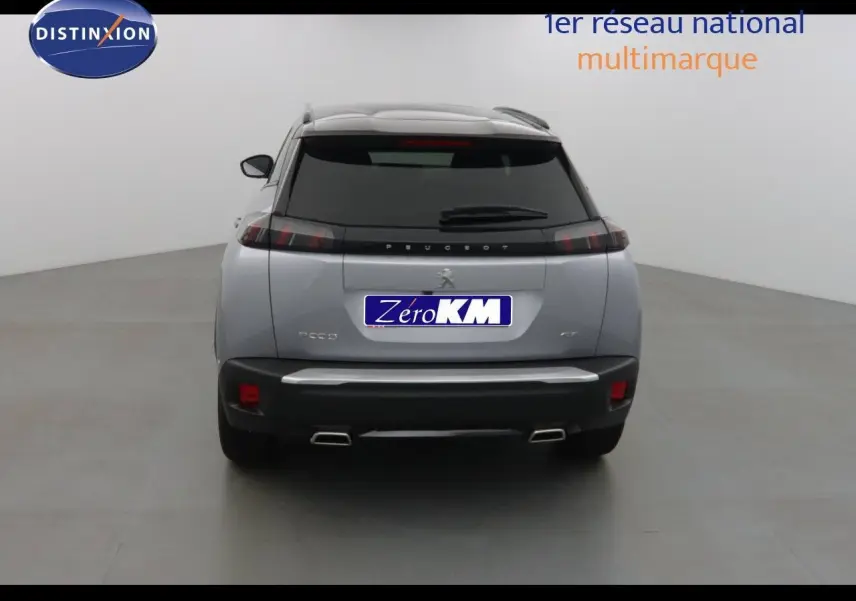 Vue arrière d'un Peugeot 2008 gris Artense métal avec toit noir, double sortie d'échappement et feux LED horizontaux.