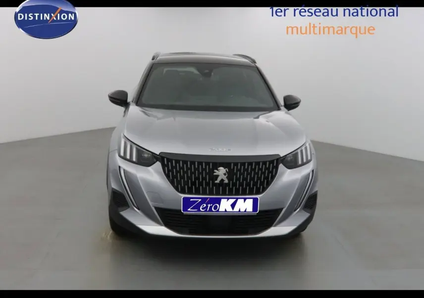 Peugeot 2008 gris Artense métal avec toit noir, vue frontale mettant en valeur la calandre et les phares LED.