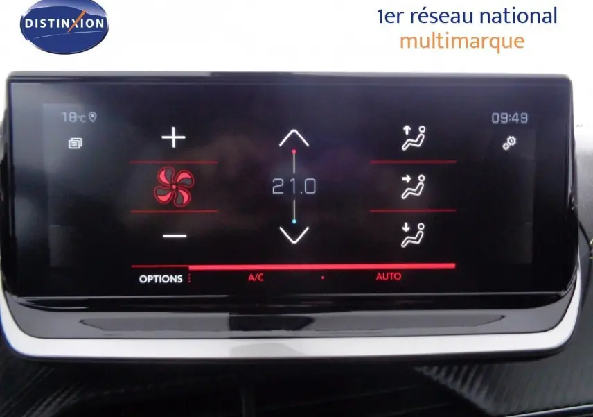 Écran tactile du système de climatisation du Peugeot 2008 gris Artense avec affichage digital en rouge et blanc.