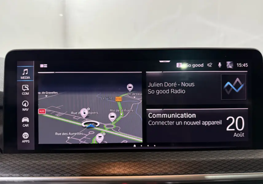 Écran tactile central du BMW X3 xDrive30e 2023 affichant navigation et communication en intérieur noir.