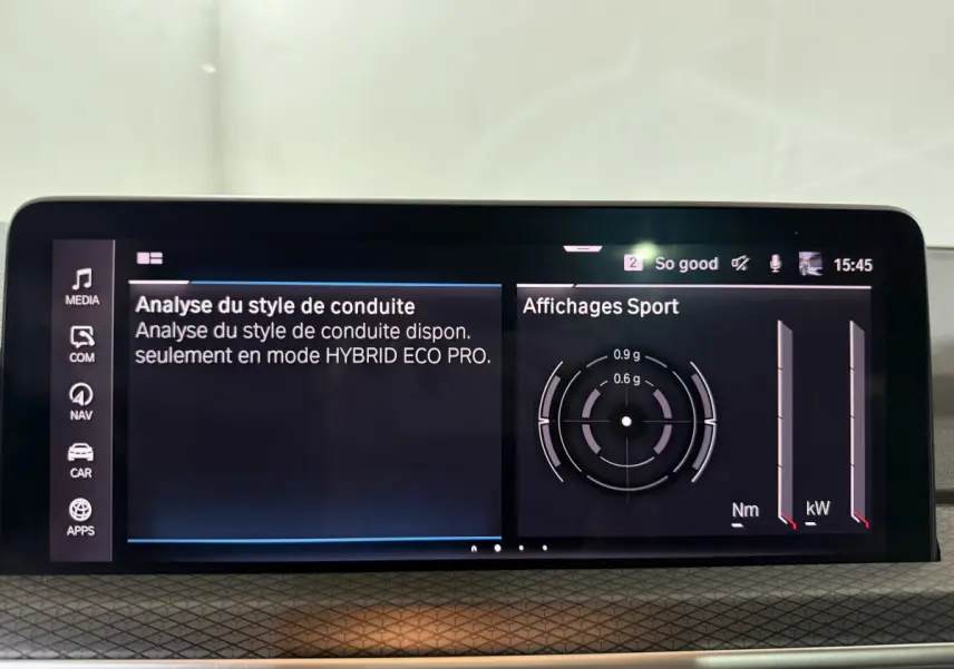 Écran tactile central du tableau de bord du BMW X3 xDrive30e 2023 affichant l'analyse du style de conduite en mode hybride.