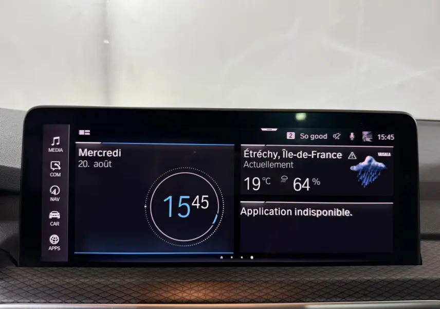 Écran tactile central du BMW X3 xDrive30e 2023 affichant l'heure et la météo, intérieur noir moderne.