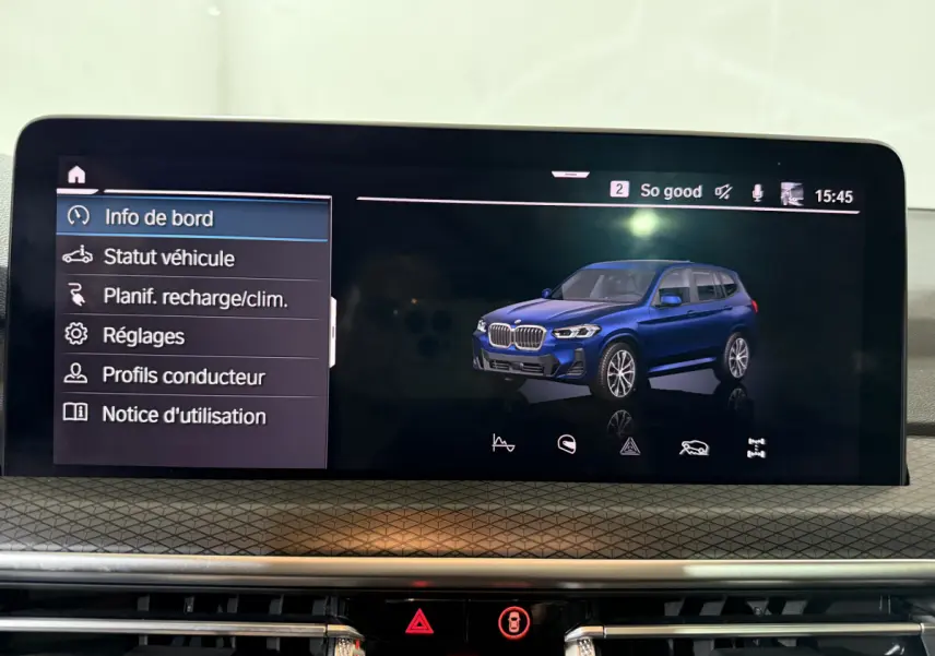 Écran tactile central affichant un BMW X3 bleu en 3/4 avant droit dans le menu d'info de bord.