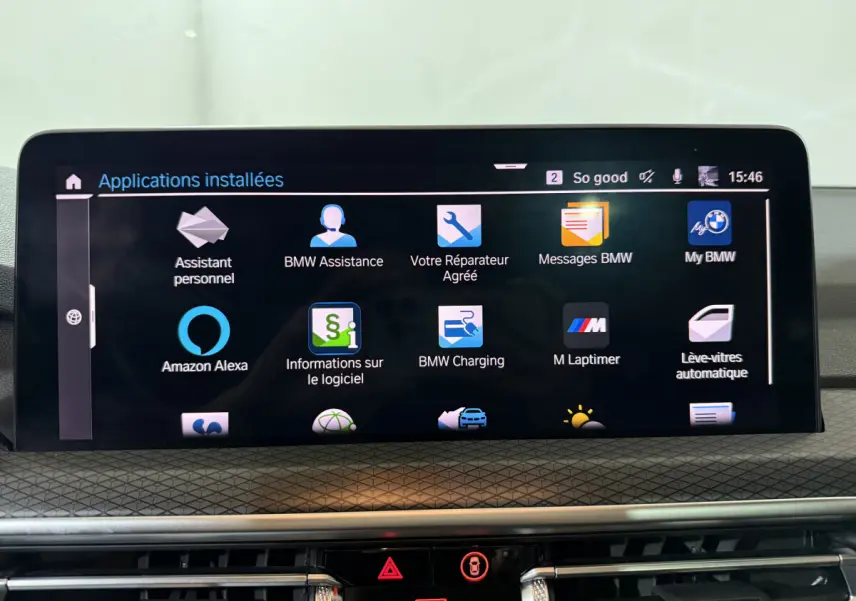 Écran tactile central affichant les applications connectées dans l'habitacle d'une BMW X3 bleu hybride rechargeable 2023.