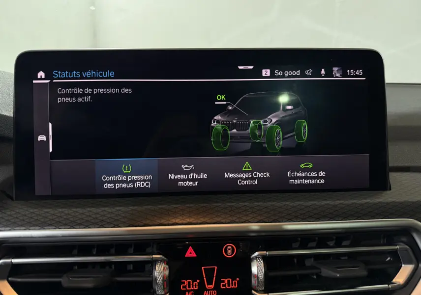 Écran tactile central du BMW X3 bleu 2023 affichant le contrôle actif de pression des pneus et autres statuts véhicule.