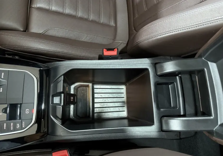 Vue plongeante sur la console centrale noire et les sièges marron du BMW X3 xDrive30e 2023 M Sport hybride rechargeable.