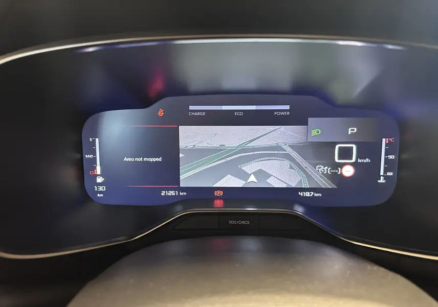 Vue rapprochée du tableau de bord numérique du Citroën C5 Aircross hybride noir 2025, affichant la navigation et les indicateurs.